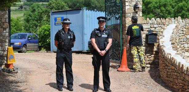 Policiais protegem a entrada da casa da cantora Joss Stone, perto de Cullompton, na Inglaterra (15/6/11)
