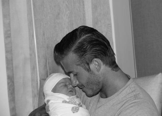 "A pequena do papai", escreveu Victoria Beckham ao publicar a foto em seu Twitter (17/7/11)