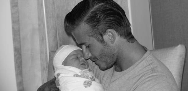 "A pequena do papai", escreveu Victoria Beckham ao publicar a foto em seu Twitter (17/7/11)