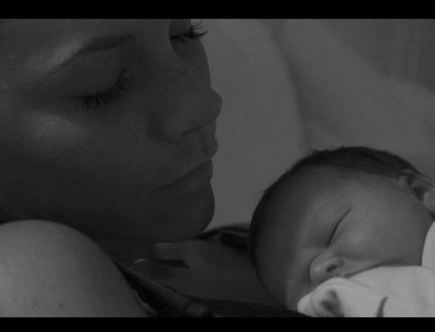 "Tirei uma foto das minhas duas meninas dormindo", escreveu David Beckham ao publicar uma foto de Victoria e a filha, Harper, nascida dia 10 de julho, em sua página no Facebook (17/7/11). Esta é a primeira vez que a pequena tem sua imagem divulgada