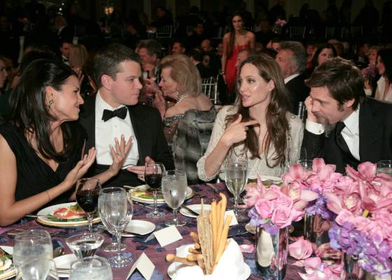 Matt Damon e a mulher Luciana Barroso (esq.), Angelina Jolie e Brad Pitt em um jantar da UNICEF em Los Angeles (10/12/2009)