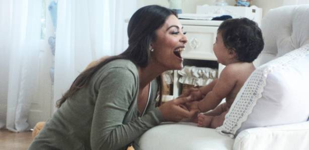 Juliana Paes grava campanha de fraldas com o filho Pedro, de cinco meses (26/5/2011)