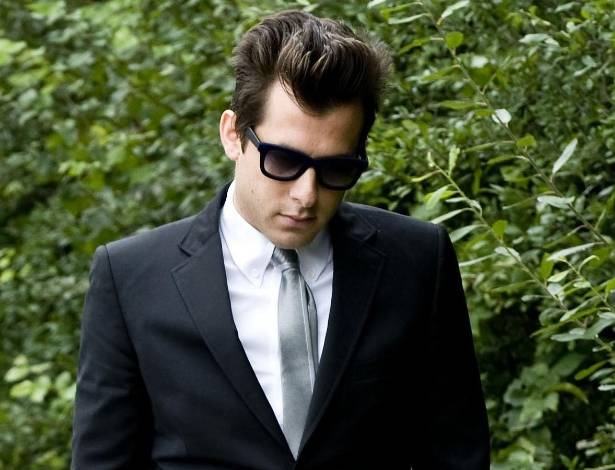 O produtor musical Mark Ronson é um dos primeiros a chegar ao enterro da cantora Amy Winehouse em Londres (26/7/11) - AP