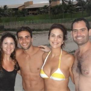 Ivete Sangalo e o marido Daniel Cady (ao centro), posam com os proprietários do resort onde estavam hospedados, na praia bo Barro Preto, a 50 km de Fortaleza