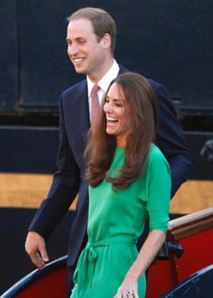 William e Kate deixam a recepção pré-casamento da prima do príncipe, Zara Philips, neta mais velha da rainha Elizabeth 2ª, realizada no iate real Britannia, em Edimburgo (Escócia) (29/7/11) 