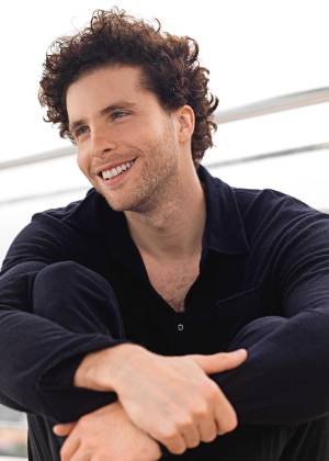 Thiago Fragoso posa para ensaio fotográfico da revista "Criativa" (agosto/2011)