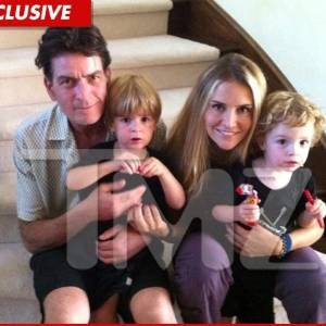 Em foto publicada pelo site TMZ, Charlie Sheen aparece com os filhos ao lado da ex-mulher Brooke Mueller (31/07/2011)