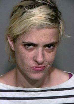 Samantha Ronson em foto tirada pela polícia após ser detida por dirigir alcoolizada em Baker, Califórnia (1/7/2011)