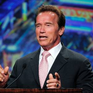 Arnold Schwarzenegger discursa após receber homenagem em convenção da Câmara de Comércio de Los Angeles (4/8/11) - AP