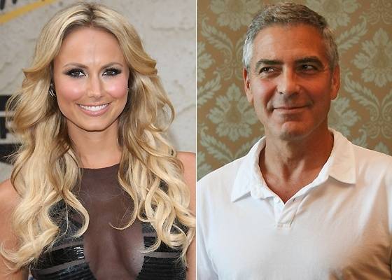 Os atores Stacy Keibler e George Clooney 