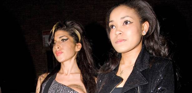 Amy Winehouse (esq.) chega com a aniversariante Dionne Bromfield em sua festa em Londres (1/2/2010)