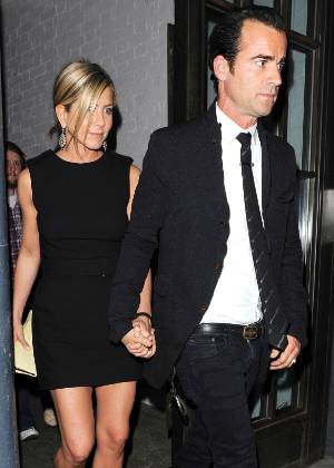 Jennifer Aniston e Justin Theroux saem de mãos dadas de um restaurante em Londres (21/7/2011)