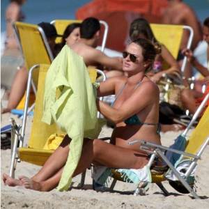 Grávida de oito meses, Letícia Birkheuer vai à praia em Ipanema, no Rio (12/8/11)