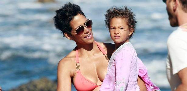 Halle Berry passa o dia na praia de Malibu, na Califórnia, com a filha, Nahla Aubry (14/8/11)
