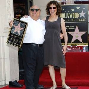 Danny DeVito e sua mulher, Rhea Perlman, posam para fotos durante a cerimônia de inauguração da estrela com o nome do ator na Calçada da Fama, em Hollywood, Califórnia (18/8/11)