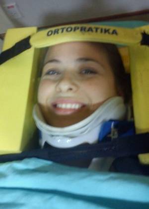 No Twitter, Luiza Valdetaro posta foto em que aparece no hospital (16/8/2011)