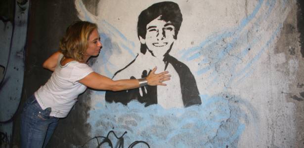 Cissa Guimarães na homenagem ao filho Rafael Mascarenhas no túnel onde o rapaz morreu, no Rio de Janeiro (18/8/2011)