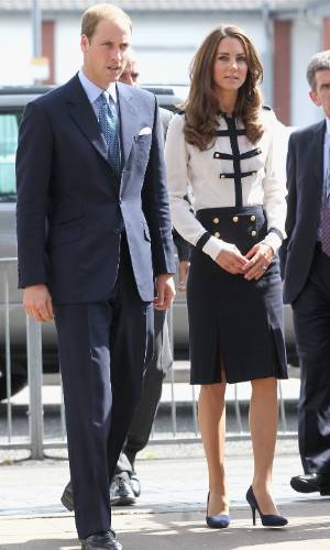 Príncipe William e Kate Middleton visitam bairro no subúrbio de Londres e conversam com a comunidade local (19/8/11)