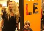 Danielle Winits faz compras com o filho Noah em shopping do Rio - AgNews