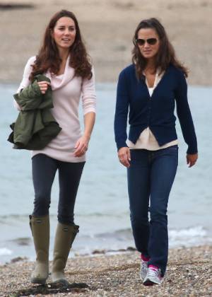 As irmãs Kate e Pippa Middleton fazem caminhada na ilha de Llanddwyn, no País de Gales (20/8/11)