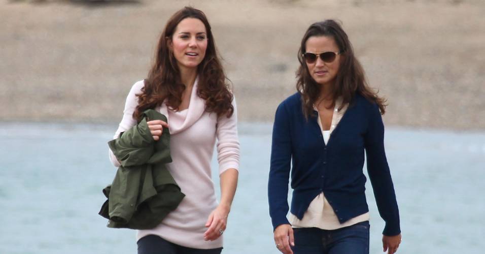 As irmãs Kate e Pippa Middleton fazem caminhada na ilha de Llanddwyn, no País de Gales (20/8/11)