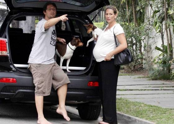Mário Frias e a mulher, Juliana Cammati, levam os cachorros ao veterinário no Rio (2/8/2011)