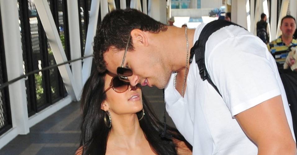 Os recém-casados Kim Kardashian e Kris Humphries embarcam para lua-de-mel; a socialite e o jogador de basquete ficaram casados por menos de 3 meses (22/8/11)