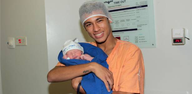 Neymar segura o filho recém-nascido no colo no hospital São Luiz, em São Paulo - Divulgação
