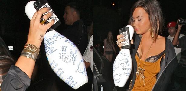 Após comemorar seu 19º aniversário em um boliche, Demi Lovato passa em uma loja de conveniência para comprar um Red Bull light e vai para casa continuar a festinha, na Califórnia (19/8/2011)