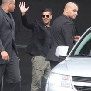 O cantor Ricky Martin é fotografado ao deixar o hotel onde está hospedado, no bairro do Ibirapuera, em São Paulo (26/8/11)