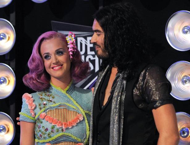 Katy Perry e Russell Brand posam abraçados na chegada ao Video Music Awards 2011, em Los Angeles (28/8/2011)