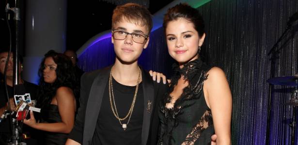 Os namorados Justin Bieber e Selena Gomez posam juntos antes do início do Video Music Awards 2011, em Los Angeles (28/8/2011)