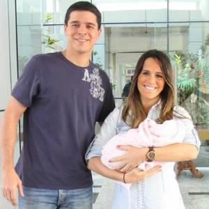 Diogo Boni e a mulher Fernanda Pontes deixam maternidade com a filha Maria Luiza nos braços (29/8/2011)