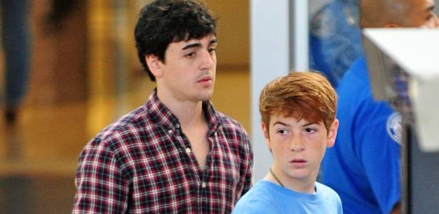 Michael Lohan Jr. e Cody Lohan (dir.), irmãos de Lindsay Lohan, embarcam no aeroporto de Los Angeles (4/3/2011)