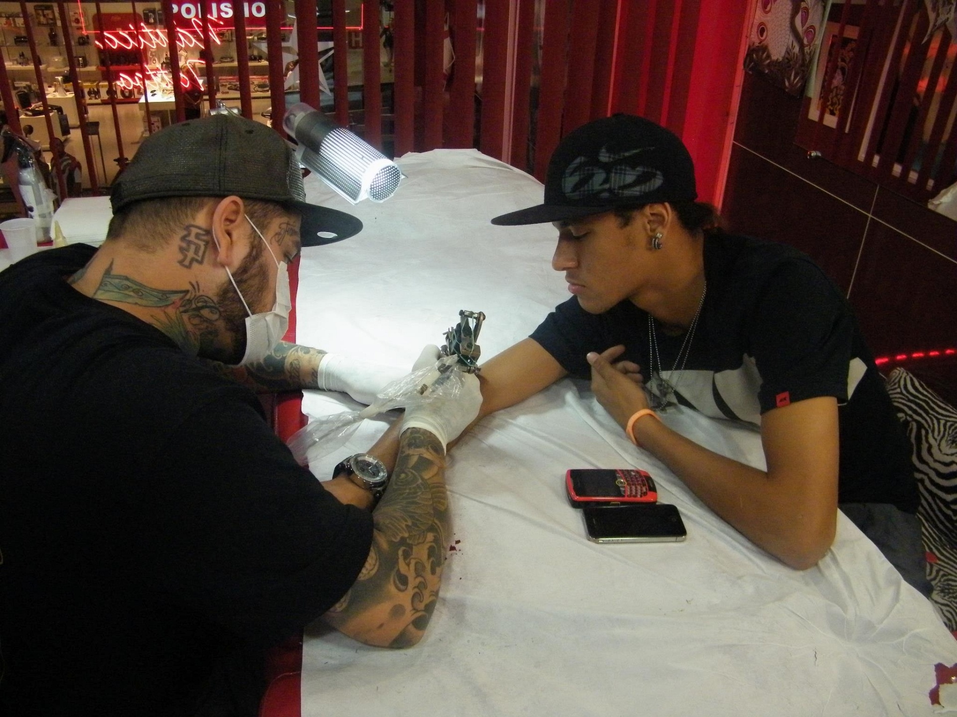 O tatuador Adão Rosa tatua o jogador do Santos, Neymar (30/8/11) - Reprodução/Facebook