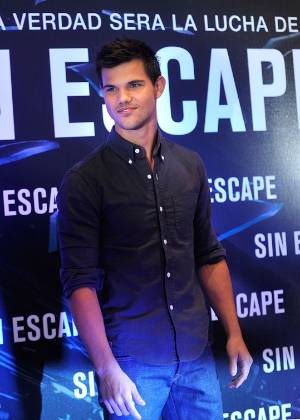 Taylor Lautner posa para fotos durante coletiva do filme "Sem Saída", na Cidade do México (30/8/11) - EFE
