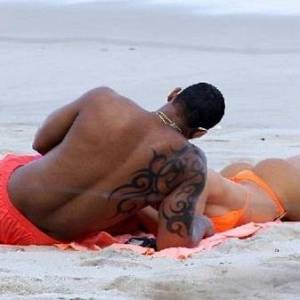 Léo Santana e Nicole Bahls curtem praia no Rio (30/8/11)