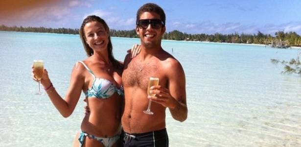 O namorado de Luana Piovani, Scooby, publica em seu Facebook foto com a atriz, na praia de Teahupoo, no Taiti (30/8/11)