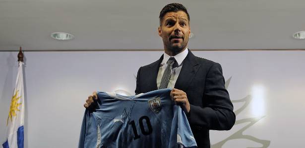 Ricky Martin posa com camisa do Uruguai durante viagem com a turnê para o Uruguai (31/8/2011) 