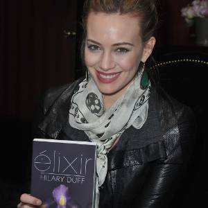 Hilary Duff durante o lançamento do livro "Elixir" em Paris, França (3/2/11). A atriz vem ao Brasil lançar o livro no dia 4 - Getty Images