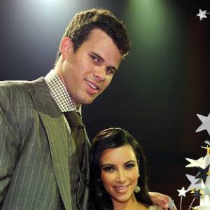 Kris Humphries e Kim Kardashian ganham bolo de boas vindas após lua de mel (31/8/11)