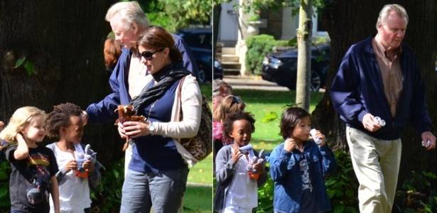 Pai de Angelina Jolie, o ator Jon Voight, passeia com Shiloh (à esq.), Zahara e Pax (à dir) em parque de Londres (30/8/11)