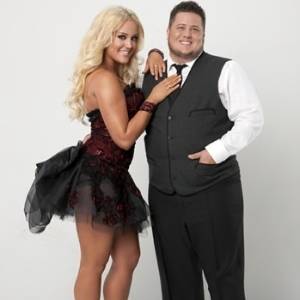 Chaz Bono & Lacey Schwimmer em foto para o programa "Dancing with the Stars"