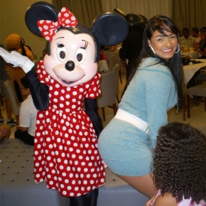 Mulher Melancia posa mostrando o bumbum para Minnie na festa de seu afilhado (7/9/11)