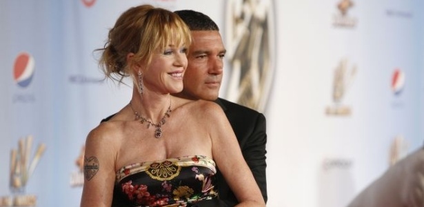 Melanie Griffith posa para foto ao lado do marido, Antonio Banderas, no ALMA Awards (10/9/11)