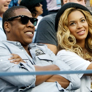 Grávida do primeiro filho, cantora Beyoncé e o marido Jay-Z assistem torneio de tênis (12/9/11)