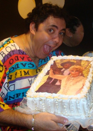 Julinho do Carmo comemora aniversário com um bolo inspirado em Dercy Gonçalves (13/9/2011)