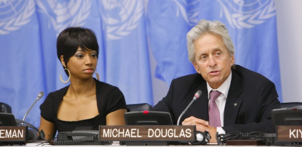 A cantora Monique Coleman e o ator Michael Douglas participam da celebração do Dia Internacional da Paz, em Nova York (15/09/2011)