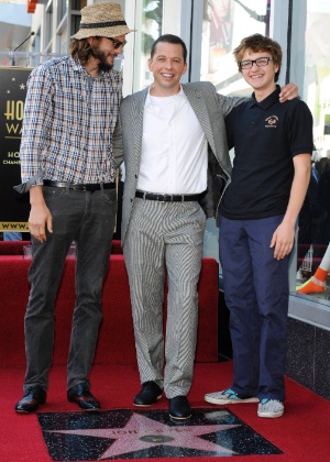 Ao lado dos colegas de elenco de "Two and a Half Men", Ashton Kutcher e Angus T. Jones, o ator Jon Cryer (centro) recebe uma estrela na Calçada da Fama, em Hollywood (19/9/11)