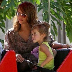 Jessica Alba passeia com a filha Honor Marie em uma festa de aniversário (18/09/2011)